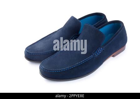 Studioaufnahme eines Paars blauer Wildlederslipper, ausgeschnitten vor weißem Hintergrund: John Gollop Stockfoto