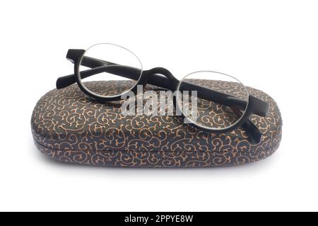 Studioaufnahme einer Brille mit herausgeschnittener Tasche vor weißem Hintergrund - John Gollop Stockfoto