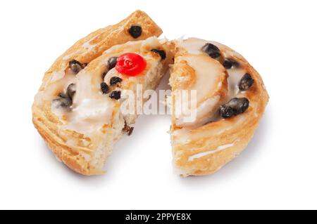 studioaufnahme eines dänischen Gebäckstücks, ausgeschnitten vor weißem Hintergrund - John Gollop Stockfoto