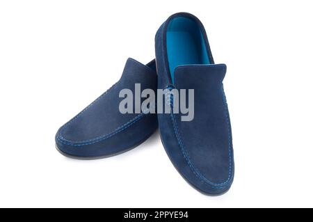 Studioaufnahme eines Paars blauer Wildlederslipper, ausgeschnitten vor weißem Hintergrund: John Gollop Stockfoto