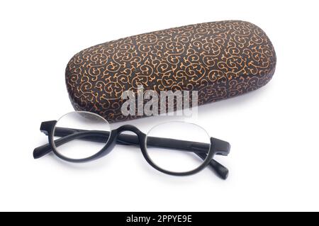 Studioaufnahme einer Brille mit herausgeschnittener Tasche vor weißem Hintergrund - John Gollop Stockfoto