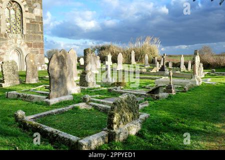 Der Friedhof in der Grade Parish Church auf der Lizard Halbinsel, Cornwall, Großbritannien - John Gollop Stockfoto