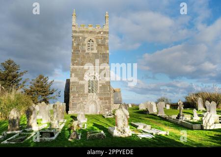 Der Friedhof in der Grade Parish Church auf der Lizard Halbinsel, Cornwall, Großbritannien - John Gollop Stockfoto