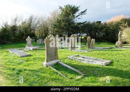 Der Friedhof in der Grade Parish Church auf der Lizard Halbinsel, Cornwall, Großbritannien - John Gollop Stockfoto