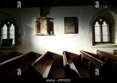 Das Innere der Grade Parish Church auf der Lizard-Halbinsel, Cornwall, Großbritannien - John Gollop Stockfoto