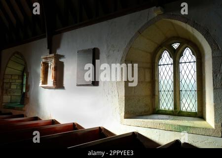 Das Innere der Grade Parish Church auf der Lizard-Halbinsel, Cornwall, Großbritannien - John Gollop Stockfoto