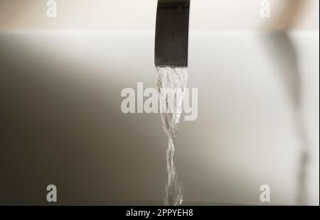 Nahaufnahme eines laufenden Wasserhahns - John Gollop Stockfoto