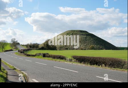 Silbury Hill, das größte künstliche Steinbauwerk in Europa, Wiltshire, Großbritannien - John Gollop Stockfoto