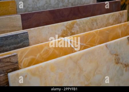 Bunte Granit- und Marmorsteinplatten auf der Theke zum Verkauf im Baumarkt Stockfoto