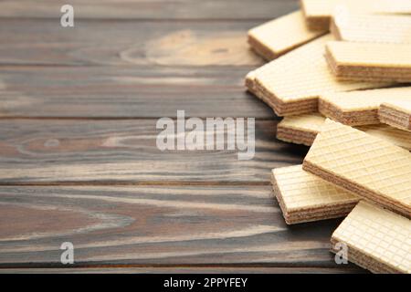 Süße Waffeln auf braunem Holzhintergrund mit Kopierbereich, Draufsicht. Stockfoto