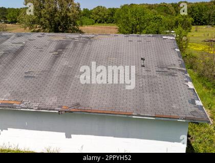 Auf dem Dach fehlen aufgrund von Alter, Wetter und Sturmschäden Schindeln Stockfoto