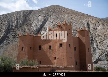 Ruinen einer lehmkasbah in einem Dorf in der Nähe der Dades-Schlucht. Stockfoto