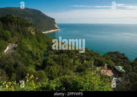 Region Marken, Italien. Seascape von Conero während der Frühlingssaison, Sirolo Stockfoto
