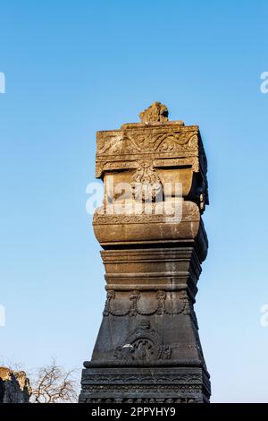 Säule im Innenhof des Kailasa Tempels in Ellora Höhlen, Maharashtra, Indien, Asien Stockfoto