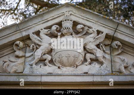 Wappen auf der Krypta der Familie Craven auf dem Gelände der Hamstead Marshall Church (St. Mary's Church), Newbury, Berkshire, England, Großbritannien Stockfoto