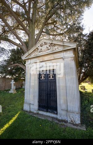 Krypta der Familie Craven auf dem Gelände der Hamstead Marshall Church (St. Mary's Church), Newbury, Berkshire, England, Vereinigtes Königreich, Europa Stockfoto