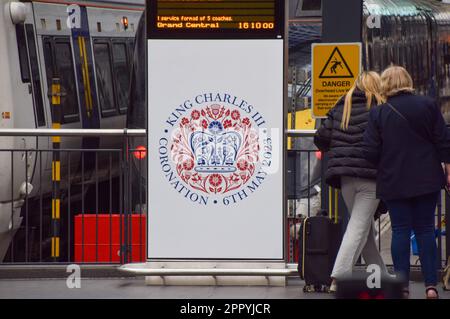 London, England, Großbritannien. 25. April 2023. Pendler gehen an einem Schild an einem Bahnhof in London vorbei, um die Krönung von König Karl III. Zu feiern, die am 6. Mai stattfindet. (Kreditbild: © Vuk Valcic/ZUMA Press Wire) NUR REDAKTIONELLE VERWENDUNG! Nicht für den kommerziellen GEBRAUCH! Stockfoto