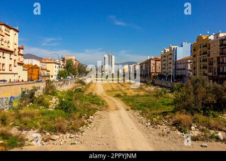 Der Fluss Guadalmedina, der durch das Zentrum der Stadt Malaga in Andalusien im Süden Spaniens fließt und das ganze Jahr über trocken ist. Stockfoto