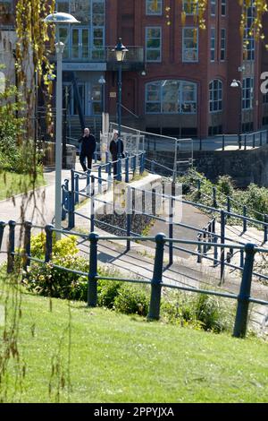 Stufen vom Castle Park zum schwimmenden Hafen Bristol UK Stockfoto