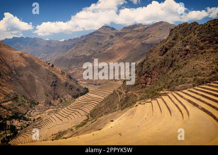 Archäologische Inka-Stätte in Pisac mit Terrassen und dem heiligen Inka-Tal in Peru Stockfoto