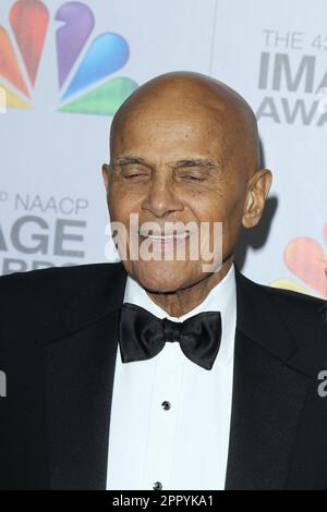 LOS ANGELES, Kalifornien – 17. FEBRUAR: Harry Belafonte nimmt am 17. Februar 2012 in Los Angeles, Kalifornien, an den jährlichen NAACP Image Awards 43. im Shrine Auditorium Teil. Leute: Harry Belafonte Credit: Storms Media Group/Alamy Live News Stockfoto