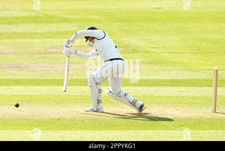 Harry Duke aus Yorkshire am ersten Tag des zweiten Elf-Meisterschaftsspiels im Headingley Stadium, Leeds. Foto: Dienstag, 25. April 2023. Stockfoto