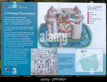 Schloss Nunney und Grabschild im Dorf Nunney. Erbaut in den 1370s Jahren von Sir John de la Mere, Somerset, England, Großbritannien - 8. April 2023 Stockfoto