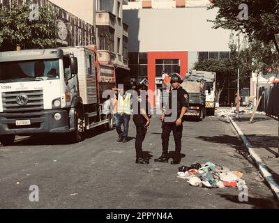 Sao Paulo, Sao Paulo, Brasilien. 25. April 2023. (INT) Reinigungsarbeiten in den Straßen von Cracolandia in Sao Paulo. 25. April 2023. Sao Paulo, Brasilien: Die kommunale Polizei reinigt Cracolandia in der Zentralregion von Sao Paulo in der Rua Conselheiro Nebias und Rua Guaianazes am Dienstag, den 25. April 2023. Credito: Oslaim Brito/Thenews2 (Foto: Oslaim Brito/TheNews2/Zumapress) (Kreditbild: © Oslaim Brito/TheNEWS2 via ZUMA Press Wire) NUR REDAKTIONELLE VERWENDUNG! Nicht für den kommerziellen GEBRAUCH! Stockfoto