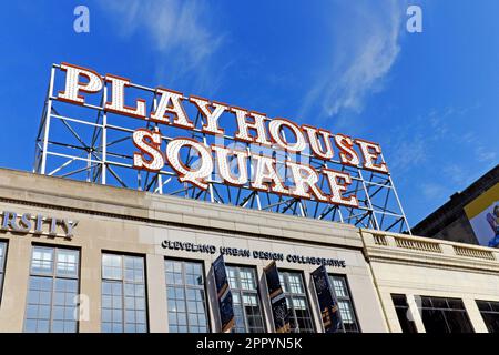 Das Retro Playhouse Square Schild steht auf dem Cowell and Hubbard Gebäude im Playhouse Square Theater District in Cleveland, Ohio, USA. Stockfoto