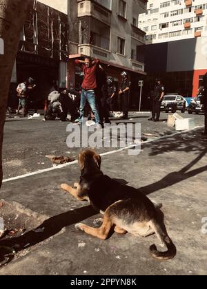 Sao Paulo, Sao Paulo, Brasilien. 25. April 2023. (INT) Reinigungsarbeiten in den Straßen von Cracolandia in Sao Paulo. 25. April 2023. Sao Paulo, Brasilien: Die kommunale Polizei reinigt Cracolandia in der Zentralregion von Sao Paulo in der Rua Conselheiro Nebias und Rua Guaianazes am Dienstag, den 25. April 2023. Credito: Oslaim Brito/Thenews2 (Foto: Oslaim Brito/TheNews2/Zumapress) (Kreditbild: © Oslaim Brito/TheNEWS2 via ZUMA Press Wire) NUR REDAKTIONELLE VERWENDUNG! Nicht für den kommerziellen GEBRAUCH! Stockfoto