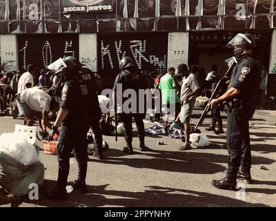 Sao Paulo, Sao Paulo, Brasilien. 25. April 2023. (INT) Reinigungsarbeiten in den Straßen von Cracolandia in Sao Paulo. 25. April 2023. Sao Paulo, Brasilien: Die kommunale Polizei reinigt Cracolandia in der Zentralregion von Sao Paulo in der Rua Conselheiro Nebias und Rua Guaianazes am Dienstag, den 25. April 2023. Credito: Oslaim Brito/Thenews2 (Foto: Oslaim Brito/TheNews2/Zumapress) (Kreditbild: © Oslaim Brito/TheNEWS2 via ZUMA Press Wire) NUR REDAKTIONELLE VERWENDUNG! Nicht für den kommerziellen GEBRAUCH! Stockfoto