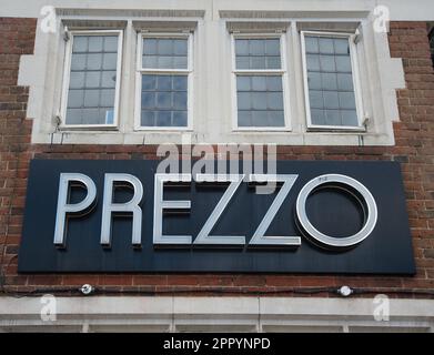 Egham, Surrey, Großbritannien. 25. April 2023. Das Prezzo-italienische Restaurant in Egham, Surrey, hat gestern für immer geschlossen. 46 die verlustbringenden Restaurants in Prezzo werden aufgrund der steigenden Kosten für Zutaten und Heizung geschlossen, da die Krise der Lebenshaltungskosten andauert. Bei 810-Jobs besteht nach den Schließungen das Risiko von Redundanz. Kredit: Maureen McLean/Alamy Live News Stockfoto