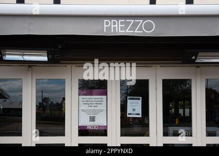 Egham, Surrey, Großbritannien. 25. April 2023. Das Prezzo-italienische Restaurant in Egham, Surrey, hat gestern für immer geschlossen. 46 die verlustbringenden Restaurants in Prezzo werden aufgrund der steigenden Kosten für Zutaten und Heizung geschlossen, da die Krise der Lebenshaltungskosten andauert. Bei 810-Jobs besteht nach den Schließungen das Risiko von Redundanz. Kredit: Maureen McLean/Alamy Live News Stockfoto