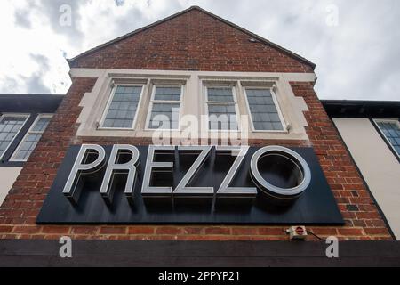 Egham, Surrey, Großbritannien. 25. April 2023. Das Prezzo-italienische Restaurant in Egham, Surrey, hat gestern für immer geschlossen. 46 die verlustbringenden Restaurants in Prezzo werden aufgrund der steigenden Kosten für Zutaten und Heizung geschlossen, da die Krise der Lebenshaltungskosten andauert. Bei 810-Jobs besteht nach den Schließungen das Risiko von Redundanz. Kredit: Maureen McLean/Alamy Live News Stockfoto