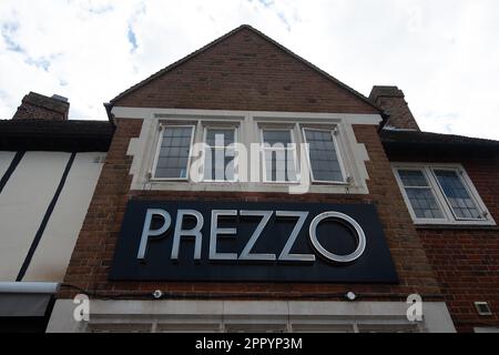 Egham, Surrey, Großbritannien. 25. April 2023. Das Prezzo-italienische Restaurant in Egham, Surrey, hat gestern für immer geschlossen. 46 die verlustbringenden Restaurants in Prezzo werden aufgrund der steigenden Kosten für Zutaten und Heizung geschlossen, da die Krise der Lebenshaltungskosten andauert. Bei 810-Jobs besteht nach den Schließungen das Risiko von Redundanz. Kredit: Maureen McLean/Alamy Live News Stockfoto