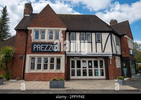 Egham, Surrey, Großbritannien. 25. April 2023. Das Prezzo-italienische Restaurant in Egham, Surrey, hat gestern für immer geschlossen. 46 die verlustbringenden Restaurants in Prezzo werden aufgrund der steigenden Kosten für Zutaten und Heizung geschlossen, da die Krise der Lebenshaltungskosten andauert. Bei 810-Jobs besteht nach den Schließungen das Risiko von Redundanz. Kredit: Maureen McLean/Alamy Live News Stockfoto