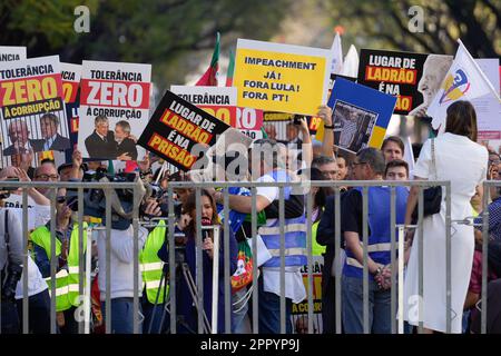 Lissabon, Portugal. 25. April 2023. Die Demonstranten gegen den brasilianischen Präsidenten Luiz Inacio Lula da Silva halten am letzten Tag des offiziellen Staatsbesuchs der brasilianischen Präsidenten Plakate, auf denen er seine Abreise aus Portugal fordert. Kredit: SOPA Images Limited/Alamy Live News Stockfoto