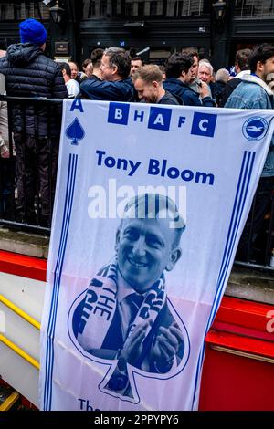 Fußballfans des Brighton und Hove Albion FC präsentieren Vor dem Globe Public House in Marylebone, London, Ein Porträt des Clubvorsitzenden Tony Bloom. Stockfoto