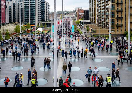 Fußballfans von Brighton und Hove Albion und Manchester United gehen auf dem Olympic Way zum Wembley Stadium, um das FA Cup Semi Final 2023 in London zu sehen. Stockfoto