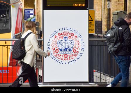 London, Großbritannien. 25. April 2023 Pendler gehen an einem Schild an einem Bahnhof in London vorbei, um die Krönung von König Karl III. Zu feiern, die am 6. Mai stattfindet. Stockfoto