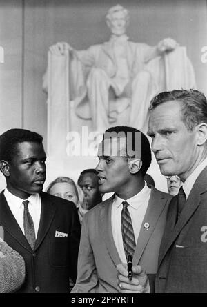 Bürgerrechtsmarsch auf Washington, DC (Schauspieler Sidney Poitier, Harry Belafonte und Charlton Heston), 8. August 1963. Kredit: PictureLux/The Hollywood Archive/Alamy Live News Stockfoto