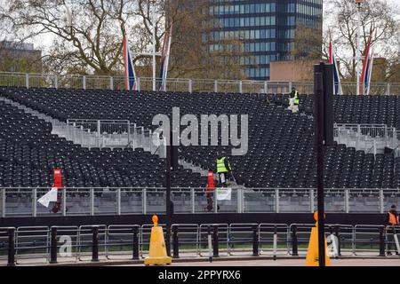 London, Großbritannien. 24. April 2023 An der Haupttribüne vor dem Buckingham-Palast wurden Sitze aufgestellt, um die Krönung von König Karl III. Und Königin Camilla, die am 6. Mai stattfindet, um London herum voranzutreiben. Stockfoto