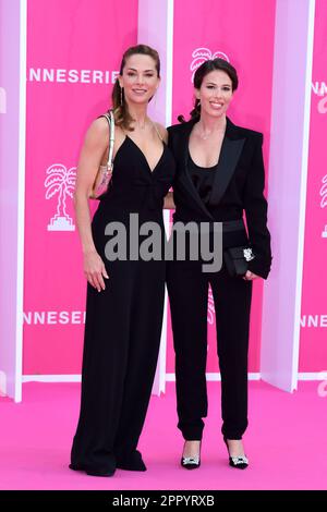 CANNES, FRANKREICH - 19. APRIL Abschlusszeremonie - 6. Canneseries International Festival Mélissa Theuriau Nathalie Marchak, besuchen Sie den rosafarbenen Teppich von Th Stockfoto