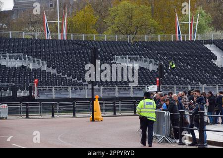 London, Großbritannien. 24. April 2023 An der Haupttribüne vor dem Buckingham-Palast wurden Sitze aufgestellt, um die Krönung von König Karl III. Und Königin Camilla, die am 6. Mai stattfindet, um London herum voranzutreiben. Stockfoto