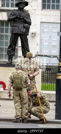 London, Großbritannien. 25. April 2023. Britische Soldaten in Whitehall markieren den Weg für den Krönungskredit: Ian Davidson/Alamy Live News Stockfoto