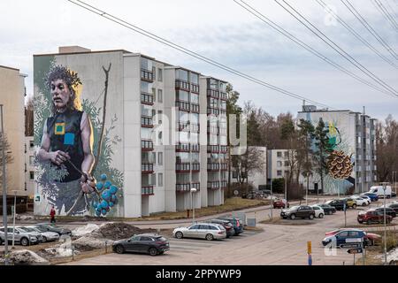 Große Wandgraffitis, gemalt 2018 von Taneli Strenberg und Maria Kivilaakso, im vorstädtischen Länsimäki-Bezirk Vantaa, Finnland Stockfoto