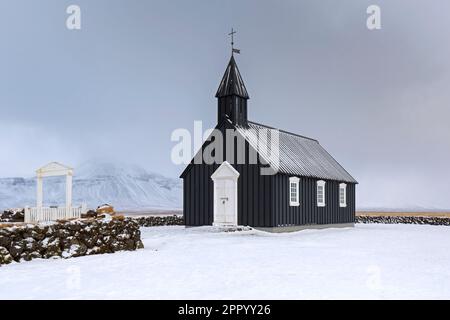 Die alte hölzerne Pfarrkirche Búðakirkja / Budakirkja in der Nähe von Búðir / Budir im Winter auf der Snæfellsnes-Halbinsel, westliche Region / Vesturland, Island Stockfoto