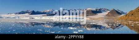 Der Gletscher Lilliehöökbreen zieht sich im Sommer in den Lilliehöök Fjord / Lilliehöökfjorden, Zweig von Krossfjorden in Albert I Land, Spitsbergen / Svalbard Stockfoto