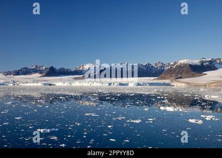 Der Gletscher Lilliehöökbreen zieht sich im Sommer in den Lilliehöök Fjord / Lilliehöökfjorden, Zweig von Krossfjorden in Albert I Land, Spitsbergen / Svalbard Stockfoto