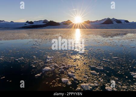 Der Gletscher Lilliehöökbreen zieht sich im Sommer in den Lilliehöök Fjord / Lilliehöökfjorden, Zweig von Krossfjorden in Albert I Land, Spitsbergen / Svalbard Stockfoto